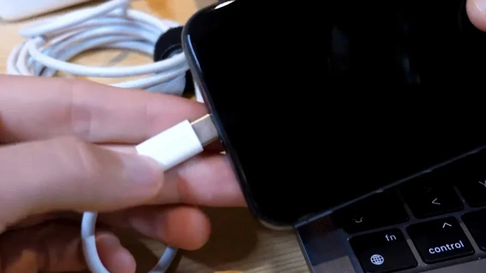 Take A Closer Look At The USB C Port On An IPhone 15 Pro - 96