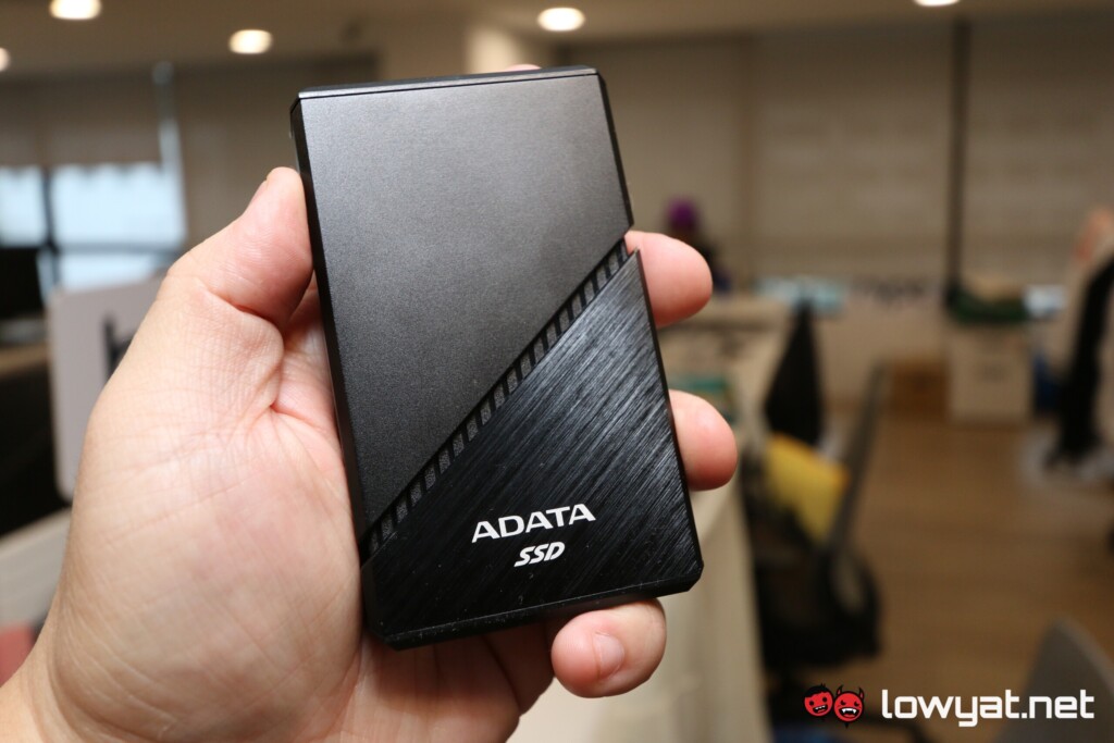 Adata SE920 Closed 1