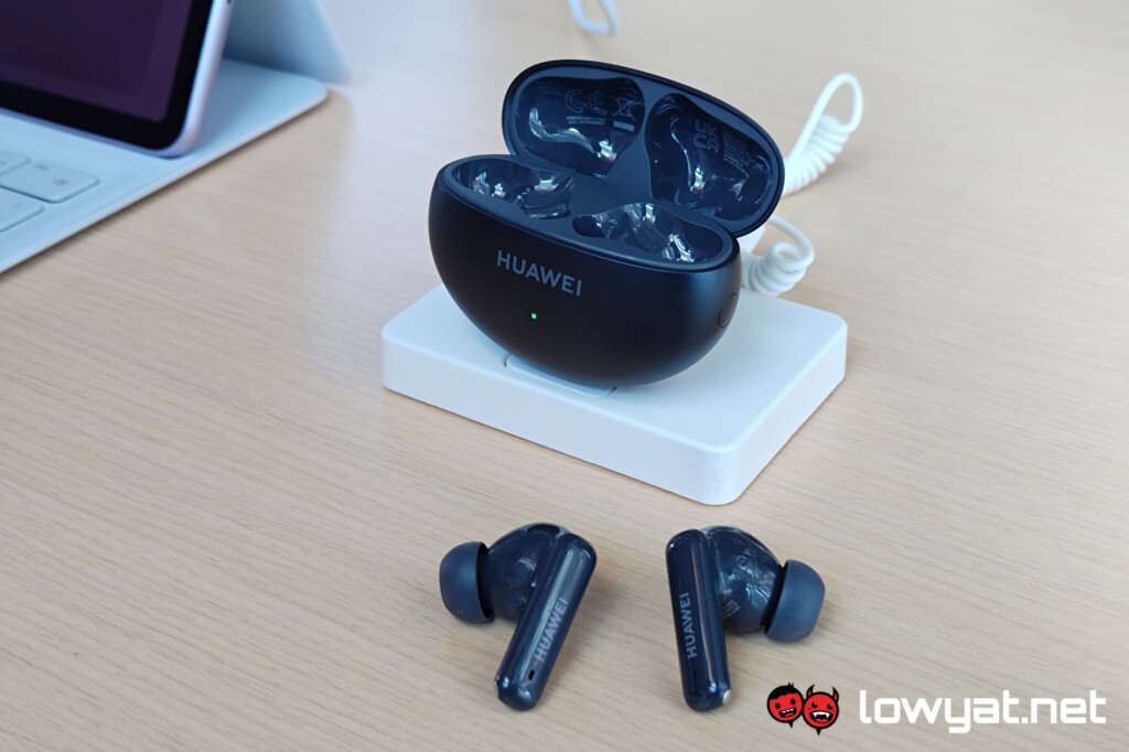 Huawei FreeBuds 6i buds out