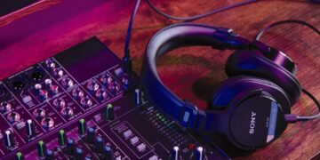 sony_MDR-M1_Situation_HomeStudio_1-Large