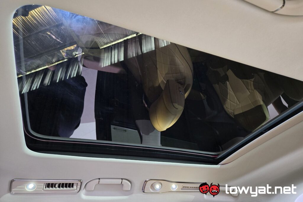 Denza D9 sunroof back